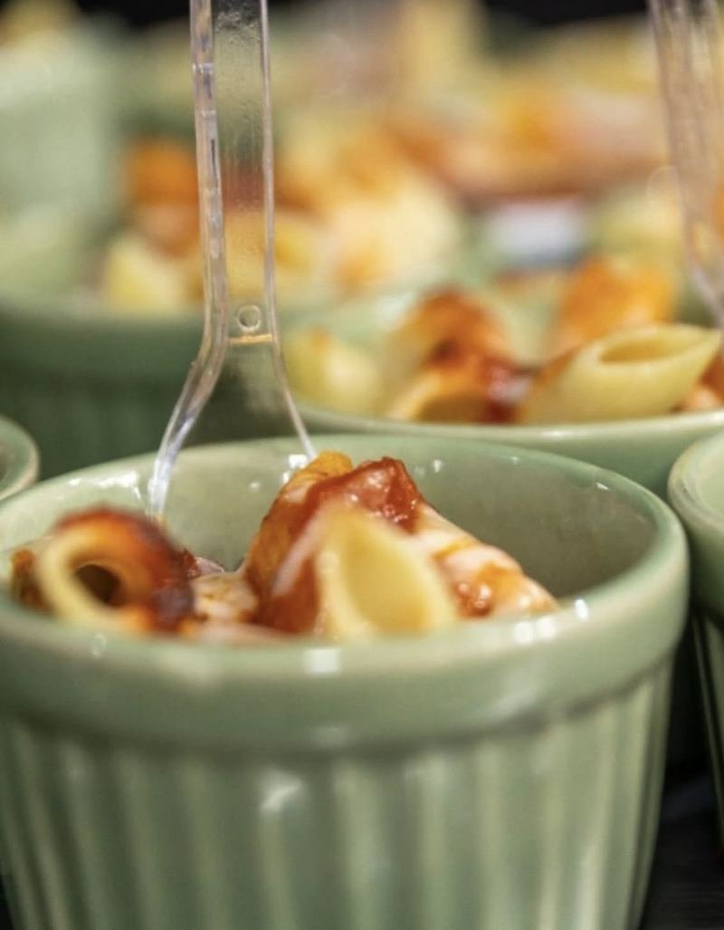 Macarrão gratinado em cumbucas individuais